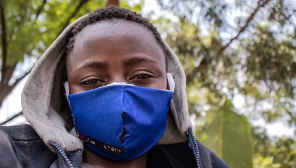 Boy in the DRC wearing a facemask provided to him by War Child as part of the emergency COVID-19 response.
